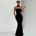 Dettaglio dell'elegante abito a sirena nero senza spalline con girocollo coordinato - S / Nero
