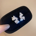 Dettaglio di orecchini a fiocco in argento con zircone su velluto nero - Argento (Perno in argento sterling 925) / Argento