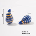 Detailansicht blauer Spiralohrstecker mit Goldfinish und Größenangabe von 2,7 cm - Blau Spirale Wassertropfen Stil (E01561-5)