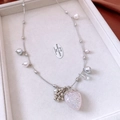 Detailansicht des Erdbeer-Anhängers mit Strasssteinen und Perlen an einer silbernen Kette - Rosa Strass Transparenter Erdbeerstil(WN2307-WN2306)
