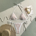 Vista piatta di bikini in pizzo floreale bianco con slip a laccetti e accessori estivi - S / Bianco