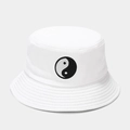 Gros plan sur la broderie Yin-Yang d'un bob en coton blanc avec bordure surpiquée - M(56-58cm) / Blanc