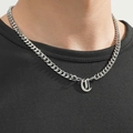 Zilveren roestvrijstalen Cubaanse ketting met gotische letter hanger op model - Zilveren Letter C