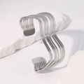 Bracciale rigido in acciaio inossidabile argento con design a onde su fondo di pietra bianca - Color Acciaio