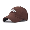 Dettaglio del ricamo bianco 3D su un cappellino da baseball in cotone marrone scuro - Regolabile / caffè