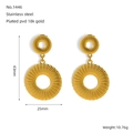 Details von 18K vergoldeten Edelstahl-Ohrringen mit Webstruktur und Größenangaben - Goldene Doppelring-Webstruktur (ZE1446G)