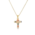 Gros plan d'un pendentif croix plaqué or orné de pierres de zircon colorées rectangulaires - Zircone Multicolore / 22562
