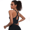 Vista dettagliata del retro di un reggiseno sportivo nero con design a incrocio - S / Nero