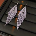 Detalle de pendientes de borla de cristal lavanda sobre fondo de cuero negro fino - Estilo de Borla de Hoja (Aguja de Plata-Negro Pistola-Púrpura)