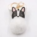 Dettaglio di un portachiavi a pompon bianco con ciondolo a forma di bulldog francese - Bianco