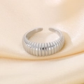 Anello aperto in acciaio inossidabile argento lucido con strisce verticali su raso - US 7 / Argento Vintage a Costine (KR111660-GC)
