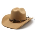 Detail eines kamelfarbenen Cowboyhuts mit geflochtenem Band und floralem Akzent - M (56-58cm) / Camel