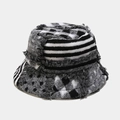 Dettaglio del cappello alla pescatora patchwork con bordi sfrangiati e motivi geometrici - Taglia unica / Stile Geometrico Patchwork (A)