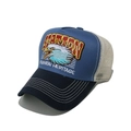 Dettaglio del ricamo aquila e cuciture a contrasto su un cappellino baseball tipo trucker - M (56-58cm) / Blu