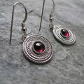 Boucles d'oreilles rétro en lapis-lazuli avec texture argentée et incrustation rouge - Rouge