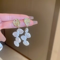 Details goldener herzförmiger Metallohrringe mit weißen Barockperlen-Anhängern - Weiße Perlenquasten-Stil (S925 Sterling Silber Ohrstecker)