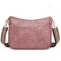 Detalle de bolso rosa palo en cuero con correa ancha tejida de estilo bohemio - Rosa