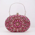 Detalle de bolso de fiesta rosa con pedrería, diseño floral y cadena dorada - Rosa rojo