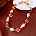 Dettaglio collana vintage a fiori con perle barocche, gemme rosse e catena dorata - Collana - Oro - Rosa