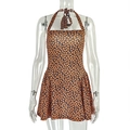 Detail von tropischem Blattdruck und Neckholder-Ausschnitt an orangem A-Linien-Kleid - S / Braun
