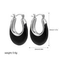 Detalle de pendientes de aro en forma de U plateados con medidas 35mm de alto y 24mm de ancho - Plata & Negro