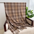 Gros plan d'une écharpe à carreaux marron avec des franges sur un fauteuil beige - Café (WT143-4) / 200cmX70cm