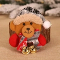 Broche ours de Noël lumineuse avec chapeau à carreaux, écharpe tricotée et clochettes - Broche Ours LED avec Clochette
