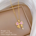 Gouden ketting met roze edelsteen strik, gewicht 3,7g en hanger van 1,6x2,1cm - Roze Goud / Roze Strik Ketting (A115)