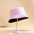 Cappello da sole reversibile minimalista rosa e nero presentato su un supporto per display - M (56-58cm) / Rosa/Nero Double-face / Rosa
