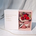 Rosa-weiße Geschenkbox mit rotem Seifenblumen-Rosenstrauß und weißem Satinband - Rote Rose (3132-1)