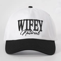 Detail van WIFEY Material borduurwerk op een zwart-witte honkbalpet van canvas - Verstelbaar / Wit en Zwart Splitsen