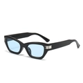 Occhiali da sole vintage cat-eye con montatura nera e lenti azzurre dallo stile alla moda - Montatura Nera Lenti Blu