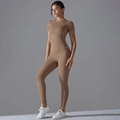 Detailoverzicht van de bruine yogaset met strakke top en sportleggings met hoge taille - S / Cacao