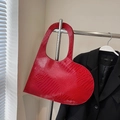 Sac à main rouge en forme de cœur avec texture crocodile et finition brillante sur cintre - Rouge