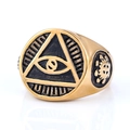 Détail macro de la gravure pyramide de l'Œil d'Horus sur une bague dorée - US 7 / Doré