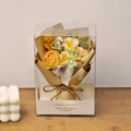 Künstlicher Mini-Blumenstrauß mit gelben Rosen in PVC-Box und Kraftpapier-Hülle - Gelb & Orange Rose