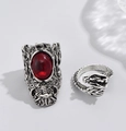 Nahaufnahme von Vintage-Drachenring und breitem Ring mit rotem ovalem Edelstein - Drachenkopf & Roter Edelstein Set