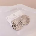 Silberne gehämmerte Edelstahl Ohrstecker mit LOVE Gravur auf weißem Karton präsentiert - Silber LOVE Quadrat (41)
