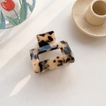 Medium square acetate hair claw clip with cream and coffee leopard pattern finish - 5cm / Light Tortoiseshell