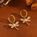 Detail von goldenen Libellen-Ohrringen mit funkelnden Kristallen und weißen Perlen - Gold Weiße Zirkonia Libellenohrringe (T031)