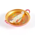Miniatur-Puppenhaus-Fischgericht in goldenem Topf mit rosa Griffen, Gewicht etwa 10g - Durchmesser 5.5cm / Gelber Fisch