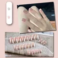 Unghie finte rosa champagne perlato con finitura a specchio metallizzata e forma corta - A062 Glitter Argentati Sfumati (A062)