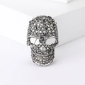 Spilla a teschio argento con strass grigio scuro su sfondo bianco pulito - Stile Strass Nero su Base Grigio Scuro (MM-BR-0141) / Nero