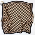 Elegante sciarpa in seta a scacchi marroni e neri con pieghe naturali morbide - 70*70cm / Marrone