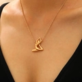 Goldene Halskette mit Yoga-Anhänger am Modell im eleganten, minimalistischen Sportstil - Halskette / Mattgold Yoga Sitzpose