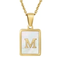 Collier en acier doré avec pendentif rectangulaire en nacre et lettre M gravée dessus - Lettre M (Or)