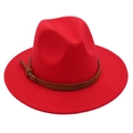 Detalle de sombrero fedora rojo con correa de cuero sintético marrón y hebilla metálica - M (56-58cm) / Rojo (Cuerda Amarilla)
