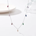 Detailopname van de zilveren titanium ketting met kleurrijke vierkante zirkoonhangers - Zilver