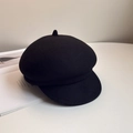Gorra clásica de lana negra para mujer sobre superficie blanca con estilo minimalista - Talla Única (53-58CM) / Negro