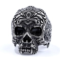 Macro di un anello a teschio vintage in acciaio argentato con dettagli gotici pirata - US 7 / Argento Antico (02310)